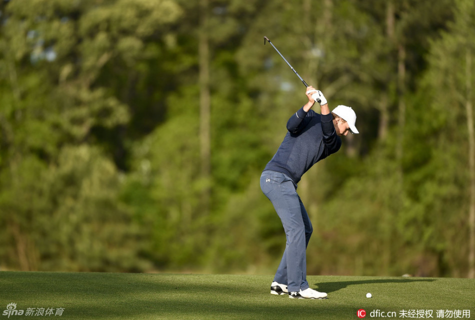 乔丹·斯皮思在击球瞬间全神贯注，身体扭矩完美，试图在起伏的一轮中找回精准的铁杆手感。