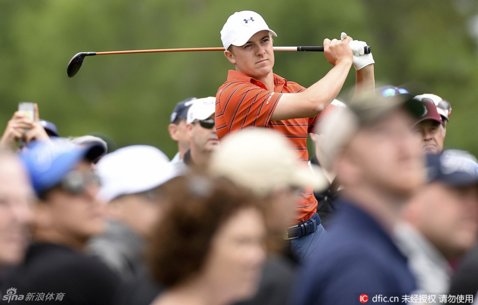 里奇·福勒在长草中紧盯球的落点，眼神锐利，评估着下一杆极具挑战的救球路线。