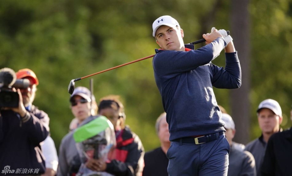 乔丹·斯皮思完成挥杆后优雅收杆，身体平衡保持极佳，目光追随小球飞向理想目标。