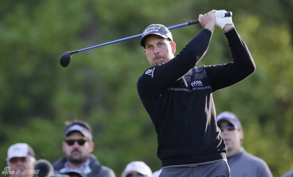 瑞典名将亨里克·斯滕森在球道中沉稳思考，展现了大满贯冠军得主在比赛中的冷静与谋略。