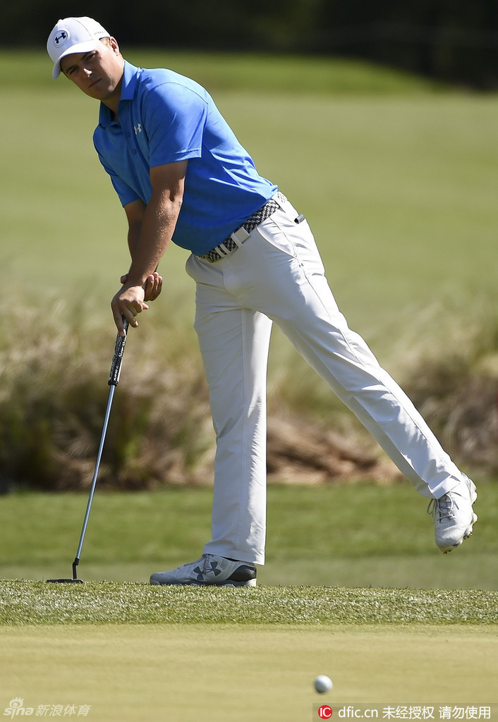 吉姆·赫尔曼在休斯顿公开赛第三轮比赛中专注推杆,这位38岁的老将正朝着美巡赛首胜和首次大师赛之旅迈进。