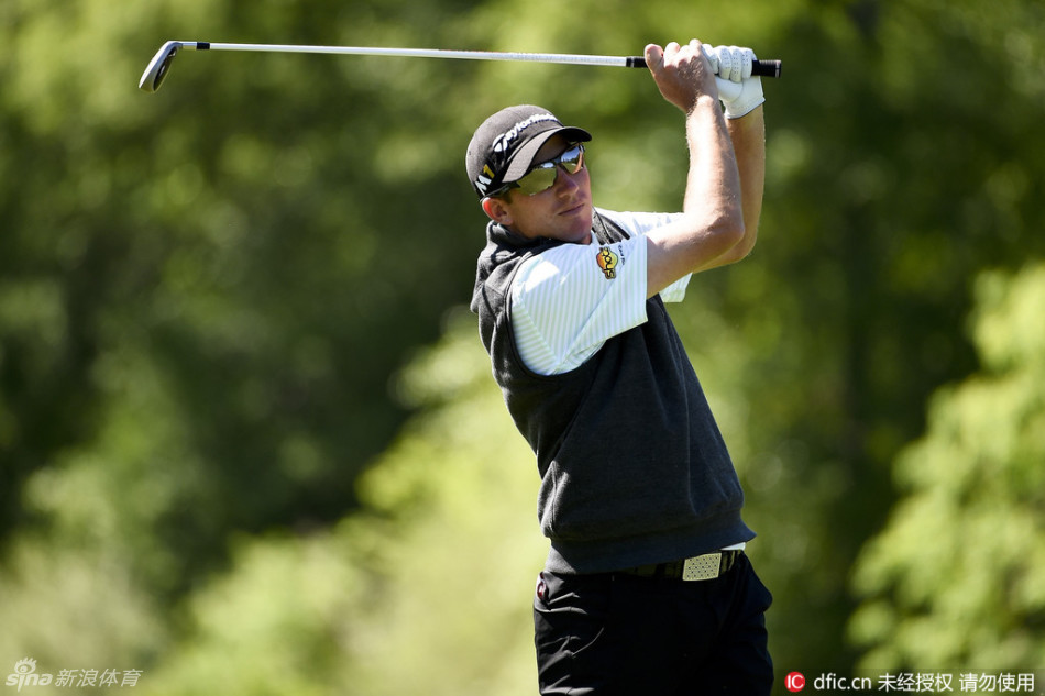 亨里克·斯滕森在第三轮比赛中大力开球,他本轮轰出66杆,仅落后领先者一杆,是冠军的有力争夺者。