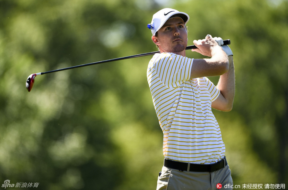 并列领先者杰米·拉夫马克在比赛中挥杆,这位28岁的球员正与赫尔曼一起追逐个人美巡赛首冠。