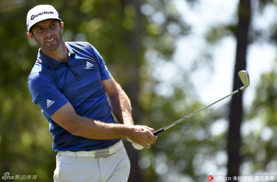 里奇·福勒在果岭边切杆,他本轮表现平稳,以落后五杆的成绩进入决赛轮,期待上演逆转好戏。