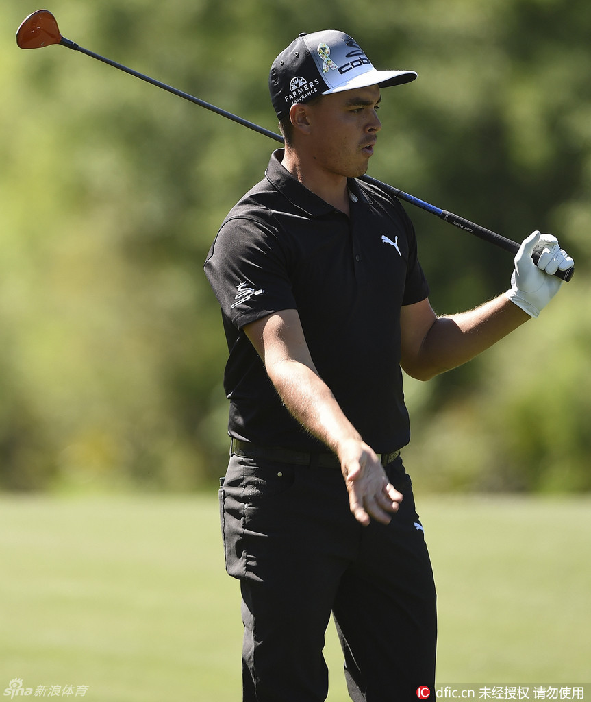 休斯顿公开赛第三轮比赛场景,观众聚集在果岭周围观看球员推杆,比赛气氛紧张热烈。