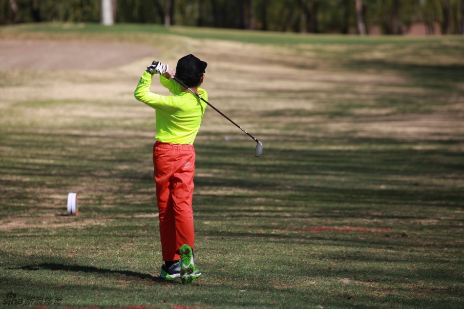 比赛间隙，几位小选手暂时放下球杆，在草坪上围坐一圈嬉笑玩耍，纯真灿烂的笑容在阳光下闪耀，这是比赛中最动人的风景。