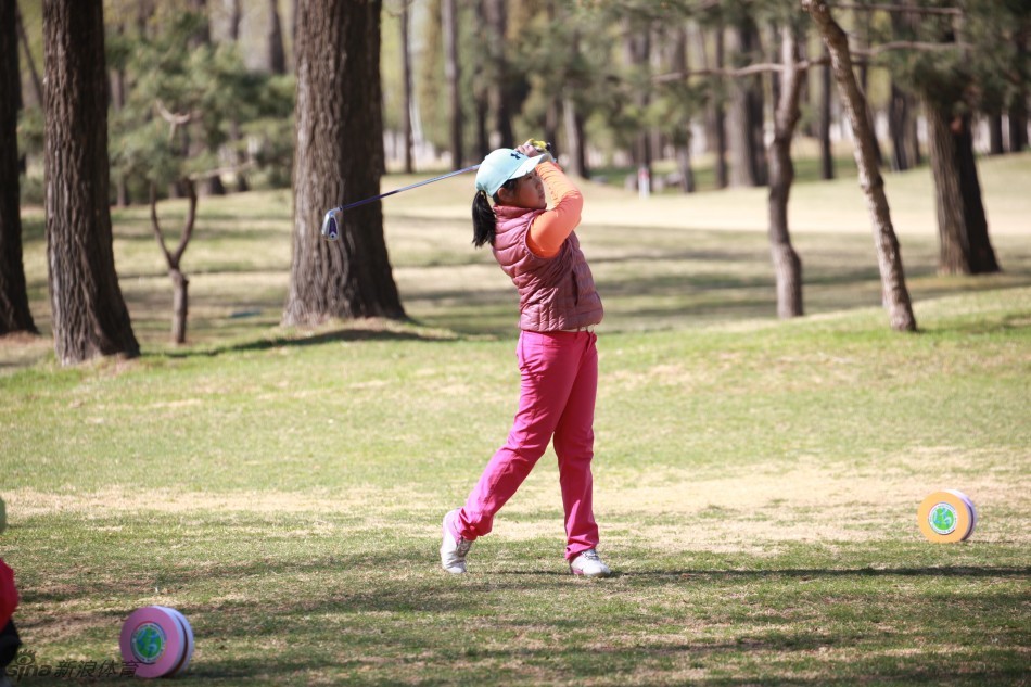 比赛圆满结束后，所有小选手们齐聚在颁奖台前，高高举起手中的奖杯与奖品，绽放出无比自豪与喜悦的笑容，定格这个荣耀时刻。