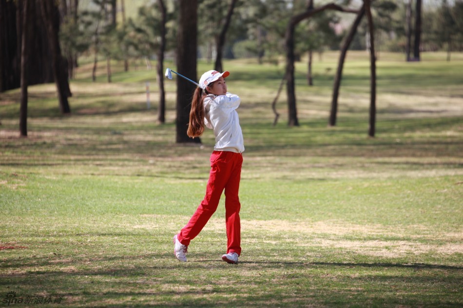 绿草如茵的球道上，一位小选手扛着比自己还高的球包独自前行，背影虽小却步伐坚定，走向下一个挑战，走向未来的梦想。