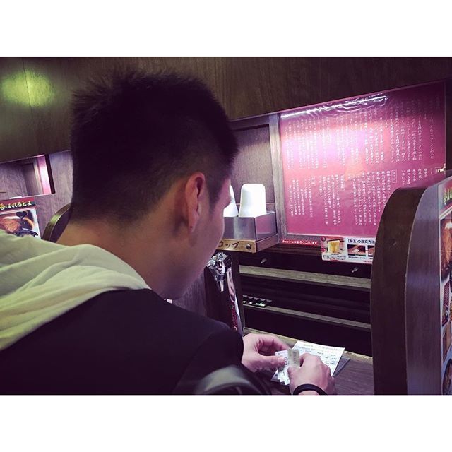 在地铁车厢内，孙悦略显困意地坐在座位上，妻子陈露则兴致勃勃地举起手机自拍，将家人的日常随性一刻记录下来。