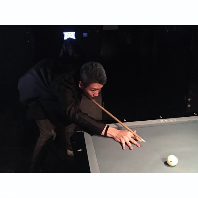 碧蓝的泳池边，孙悦低头深情亲吻女儿肉嘟嘟的小脸，小月亮则乖乖地坐在爸爸臂弯里，画面充满了温柔的父爱光辉。