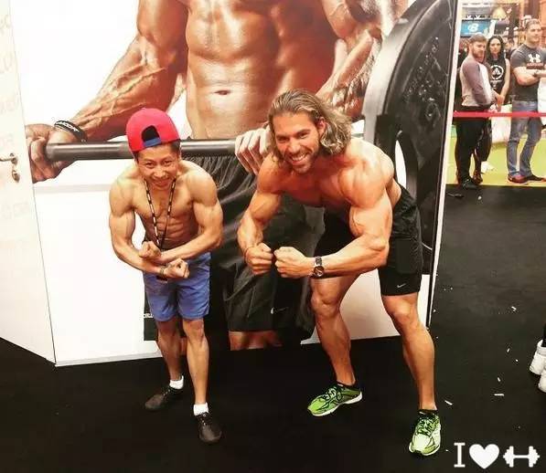 尽管身高只有一米四七，但Choon Tan在健美舞台上展现出的自信与肌肉线条，让所有观众都为之动容，他的眼神中燃烧着不屈的火焰。