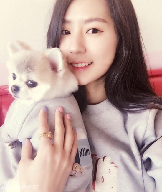 朴姬兰面对镜头嘟嘴卖萌，作出撒娇状，眼神灵动俏皮，完美侧颜展现出精致的脸部线条。