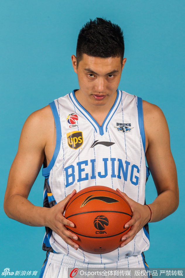 老帅宫鲁鸣手持战术板，神情严肃地向队员们布置战术，他的手势有力而明确，将复杂的战术思路清晰地传递给每一名专注聆听的球员，彰显运筹帷幄的智慧。