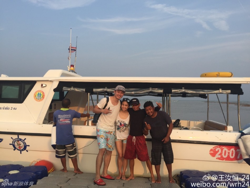 王汝恒赤裸上身展示胸前大片彩色纹身，纹身图案复杂霸气，彰显硬汉本色