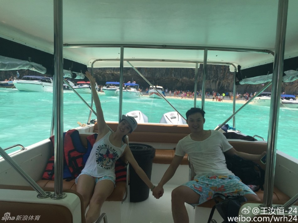 特写镜头下，一盘新鲜的生蚝和海胆摆放精致，挤上柠檬汁，透着海洋的鲜美气息