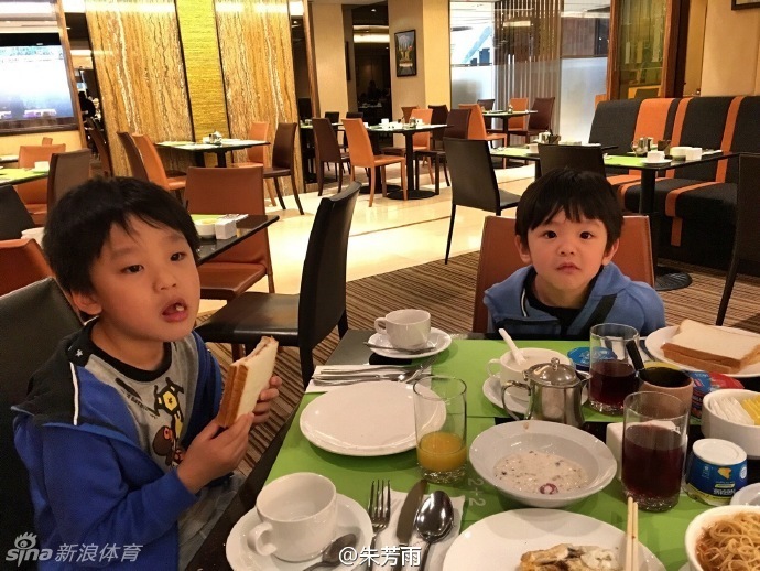 哥俩围坐在餐桌前专心致志地吃饭，大儿子像个哥哥的样子，小儿子则略显呆萌，兄弟俩的日常相处十分和谐。