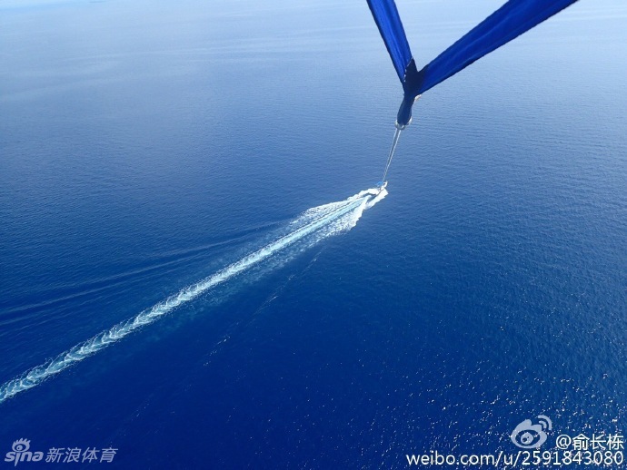 清澈见底的马尔代夫海水中，俞长栋温柔地牵着妻子的手，两人并肩而立，他望向镜头的眼神里满是宠溺与安宁，与赛场上的凶猛判若两人。