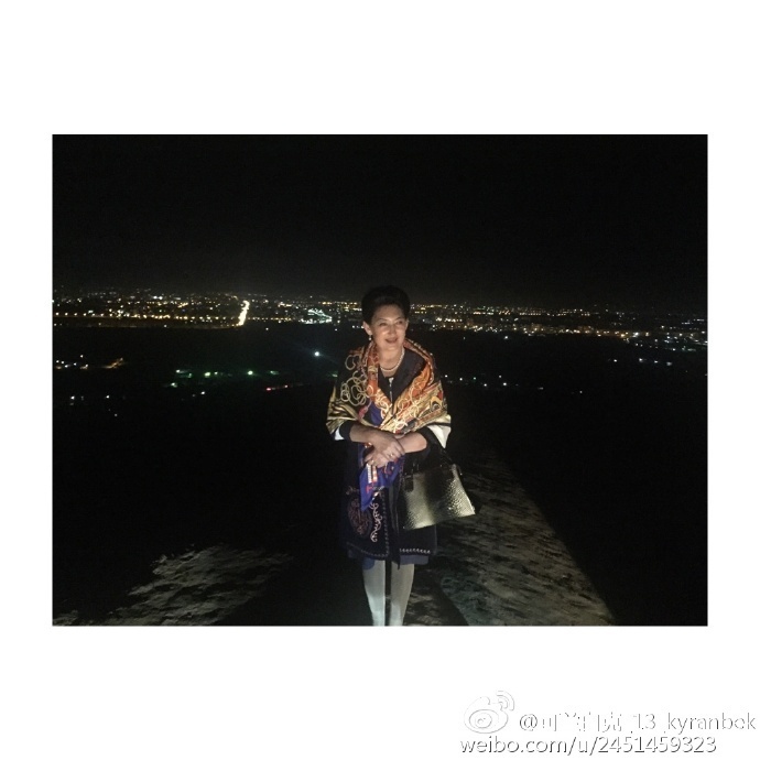 度假中的可兰白克与家人温馨互动，眼神中流露出对家人的疼爱与珍惜