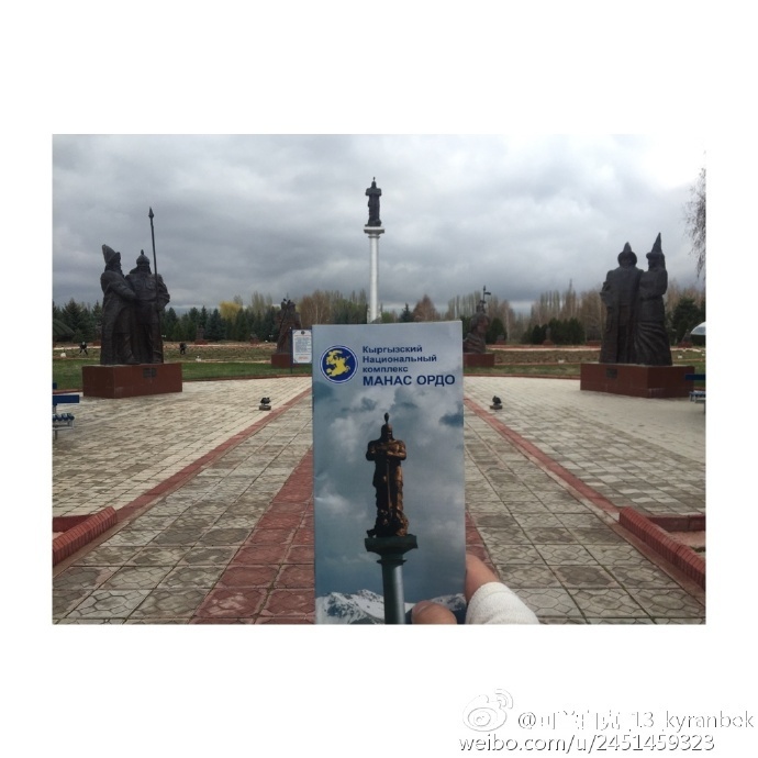 可兰白克与家人坐在长椅上休憩，阳光透过树叶洒下斑驳光影，气氛宁静祥和