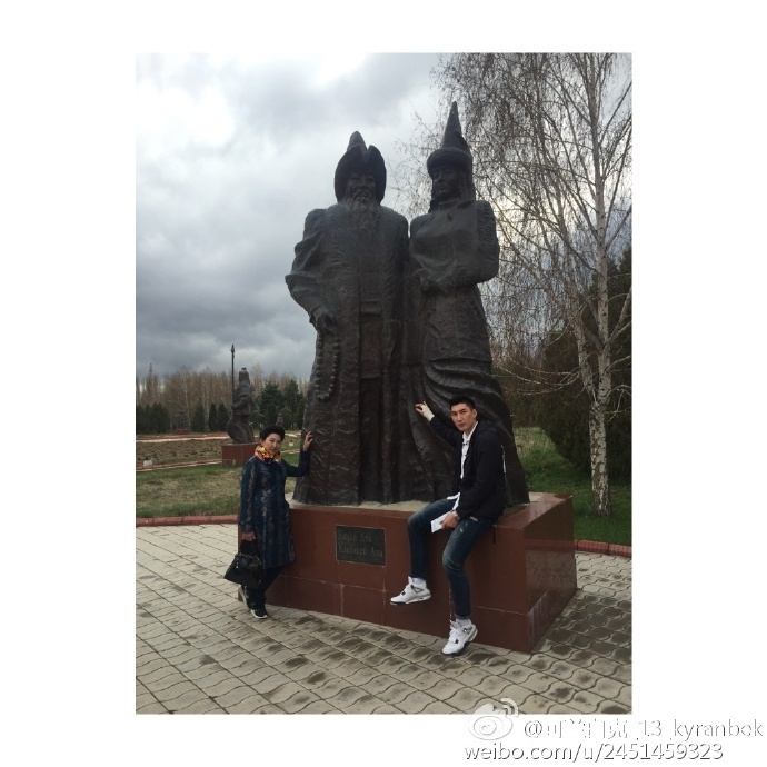 可兰白克身着休闲装，在家人的陪伴下露出灿烂笑容，眉眼间满是放松与幸福