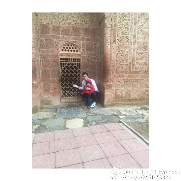 可兰白克轻松地走在度假地的小路上，仿佛卸下了球场上的所有重担