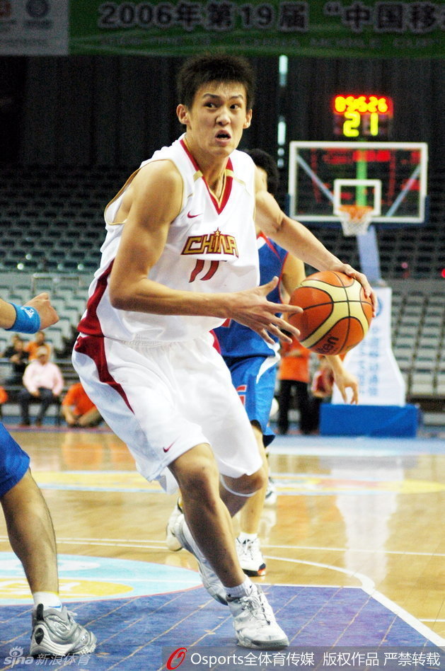 身披国家队战袍的周鹏在奏国歌仪式上神情肃穆，右手放在胸前，尽显老将的担当