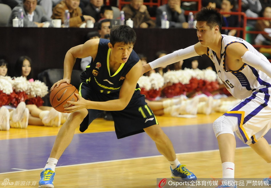 身披宏远战袍的少年周鹏在青年联赛中突破上篮，身形灵动，意气风发