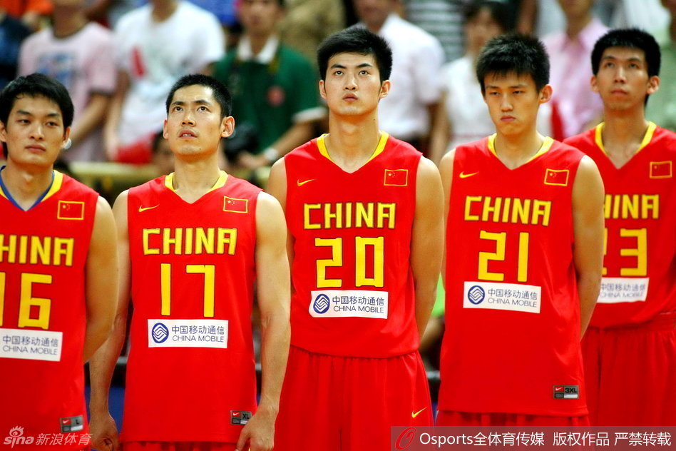 周鹏在深圳男篮主场赛后向球迷致意，举手投足间满是领袖风范与对赛场的眷恋