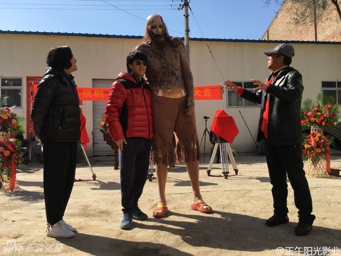 片场休息时，一身戏服的孙明明与工作人员进行交流。为了角色剃光头的他，在妆容的加持下显得格外另类，但他神态轻松，仿佛早已习惯了这副骇人的外表，也让人看到了他为了角色付出的敬业精神。