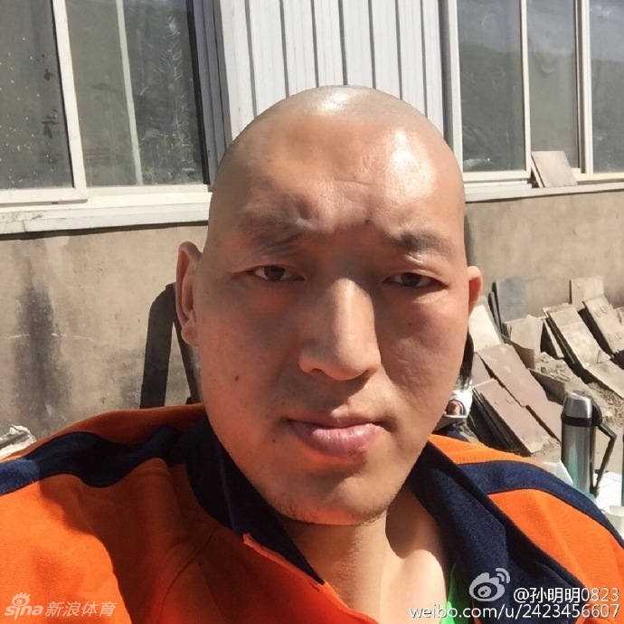 拍摄间隙，孙明明穿着自己的便装低头看手机，头上的妆发依然是‘红犼’的狰狞模样。这种现代休闲服饰与惊悚特效妆容的同框，给人一种时空错乱的奇妙感觉，也真实记录下了演员幕后的工作状态。