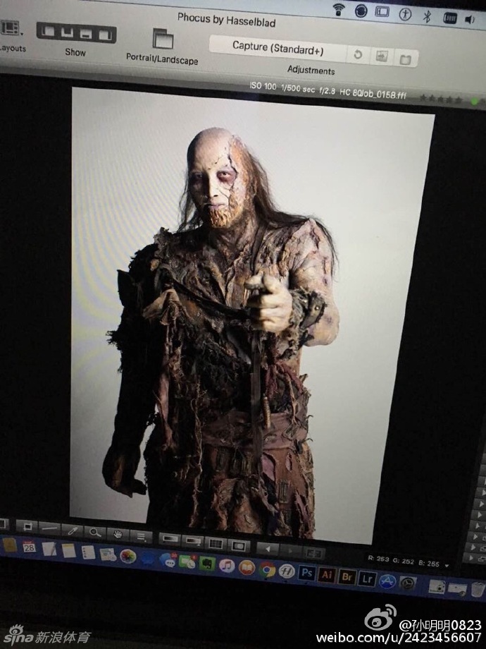 在专业的化妆间里，孙明明紧闭双眼，任由化妆师在他脸上精雕细琢。为了塑造‘红犼’面部肌肉腐烂、骨骼突出的惊悚效果，每一次上妆都需耗费近三个小时，这不仅是对皮肤的考验，更是对耐心的极大挑战。