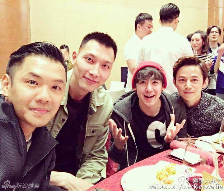 易建联与高大的黑人陈建州在节目中亲切合影，两人面带微笑，虽然是对手但私交甚笃，画面充满了惺惺相惜的友谊。