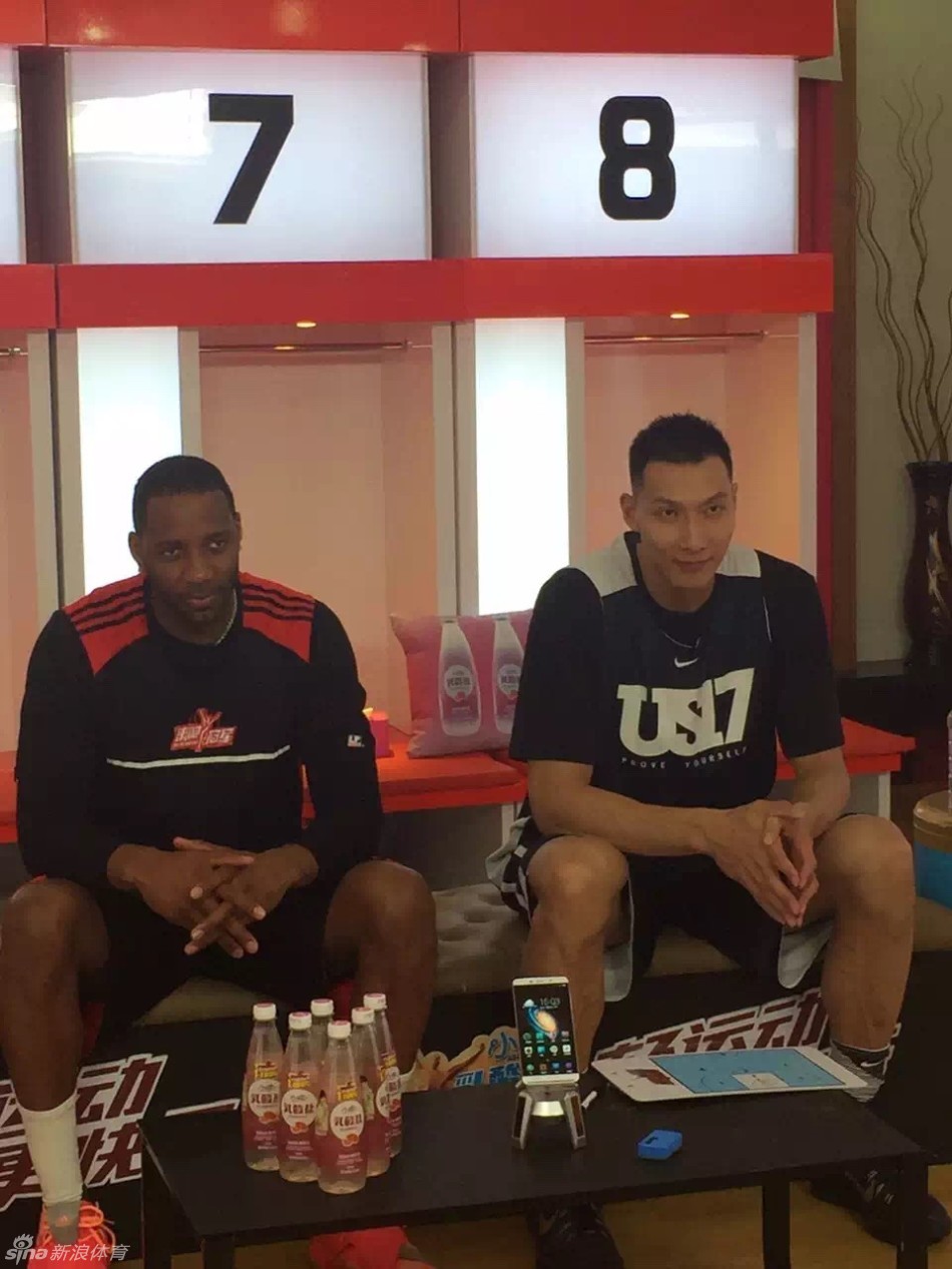 录制现场，易建联与搞怪的Ella和贾乃亮互动，阿联被逗得开怀大笑，展现了球场下阳光大男孩的亲切一面。