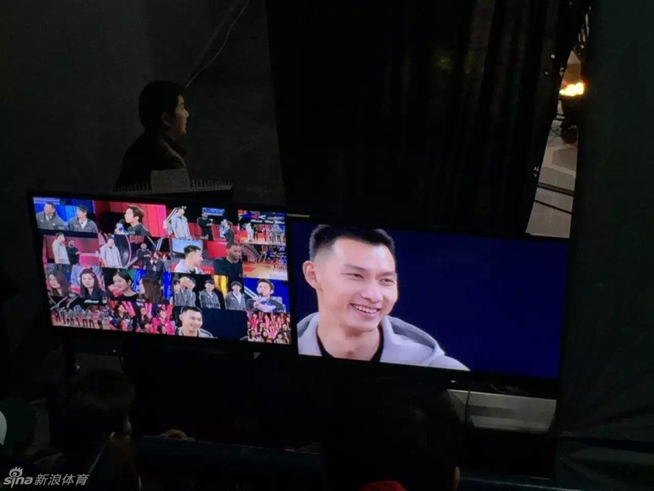 节目中展示的易建联专属名牌，上面清晰地印着他的名字和球衣号码，象征着中国男篮的荣耀与核心地位。