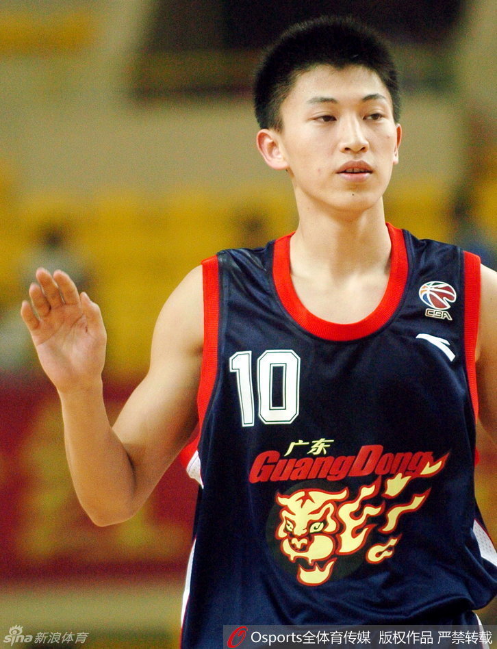 球场上刘晓宇高高跃起单手扣篮，身体在空中完全舒展，展现出惊人的爆发力