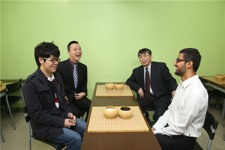 3月31日,谷歌ceo桑达尔-皮查伊现身北京南三环中路的聂卫平围棋道场