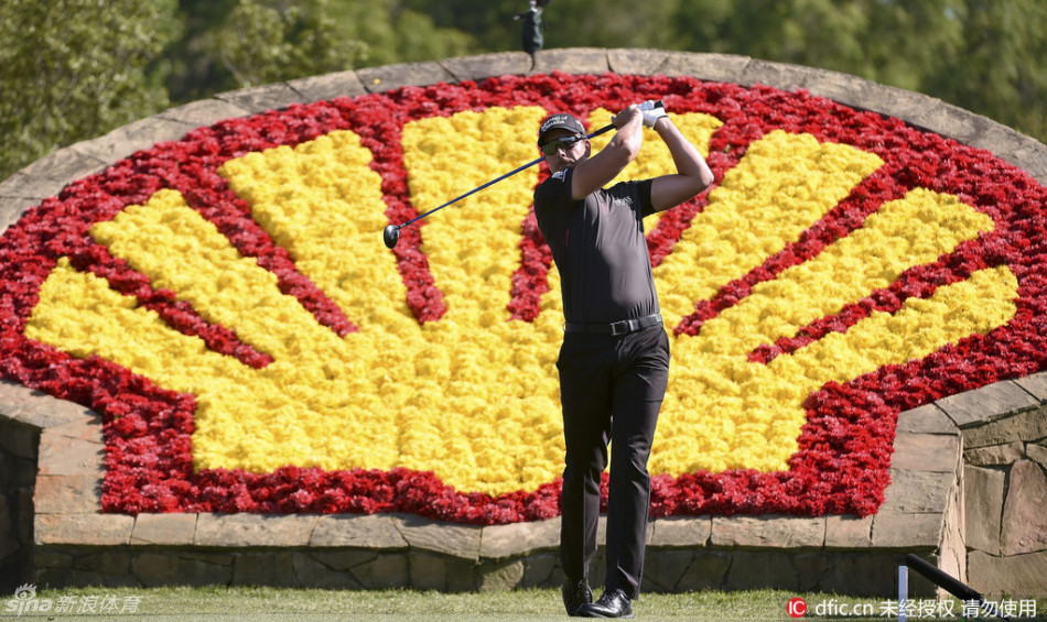 佛罗里达年轻好手丹尼尔·伯格尔完成一次优雅的收杆,身体平衡保持完美,眼神紧随球飞行的轨迹,展现出超越年龄的沉稳