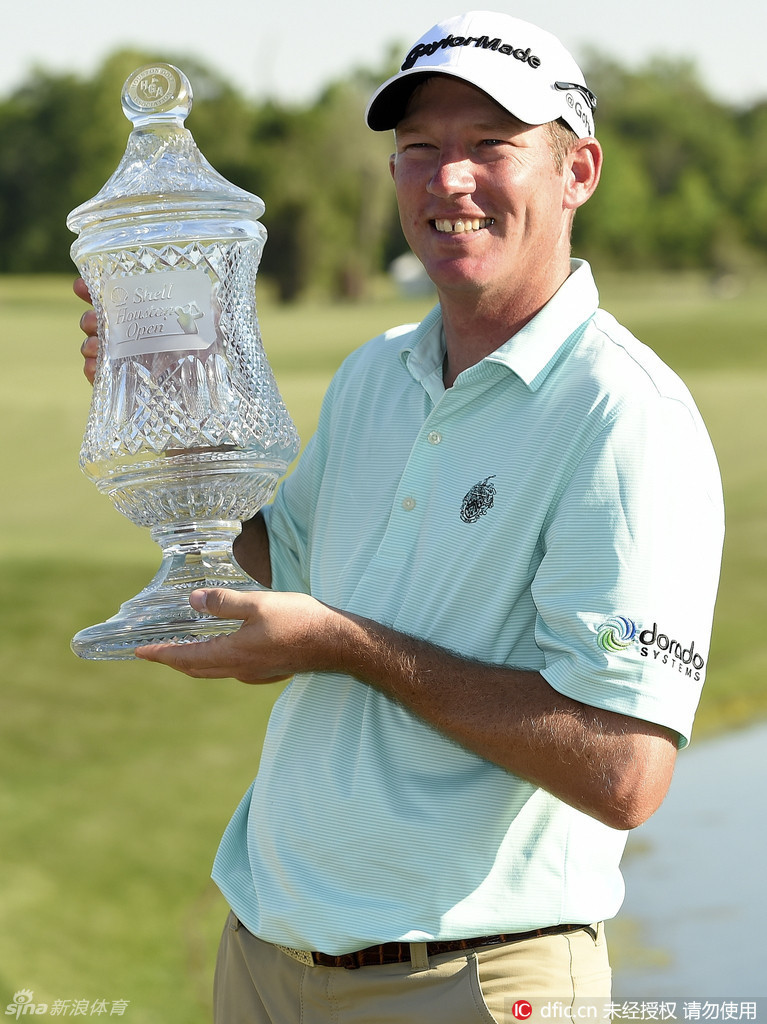 在休斯敦公开赛决胜时刻,吉姆·赫尔曼在全神贯注地准备开球,他的表情冷静而坚定,仿佛隔绝了全世界的压力