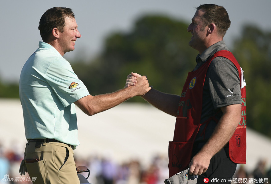 达斯汀·约翰逊展现出他标志性的暴力开球,身体完全释放,球杆挥出一道迅猛的弧线,仿佛要将一切力量注入小白球