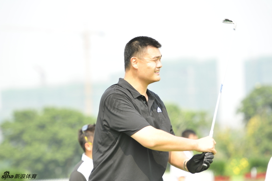 姚明在练习场全神贯注地进行空挥杆准备,身姿挺拔如松,仿佛在调整呼吸与节奏,寻找最佳击球感觉。
