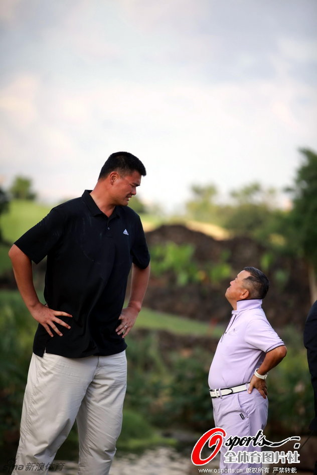 姚明在果岭边谨慎切球,眼神锐利地评估球与洞杯之间的线路与草纹,庞大的身躯与需要精细控制的小球形成了有趣对比。