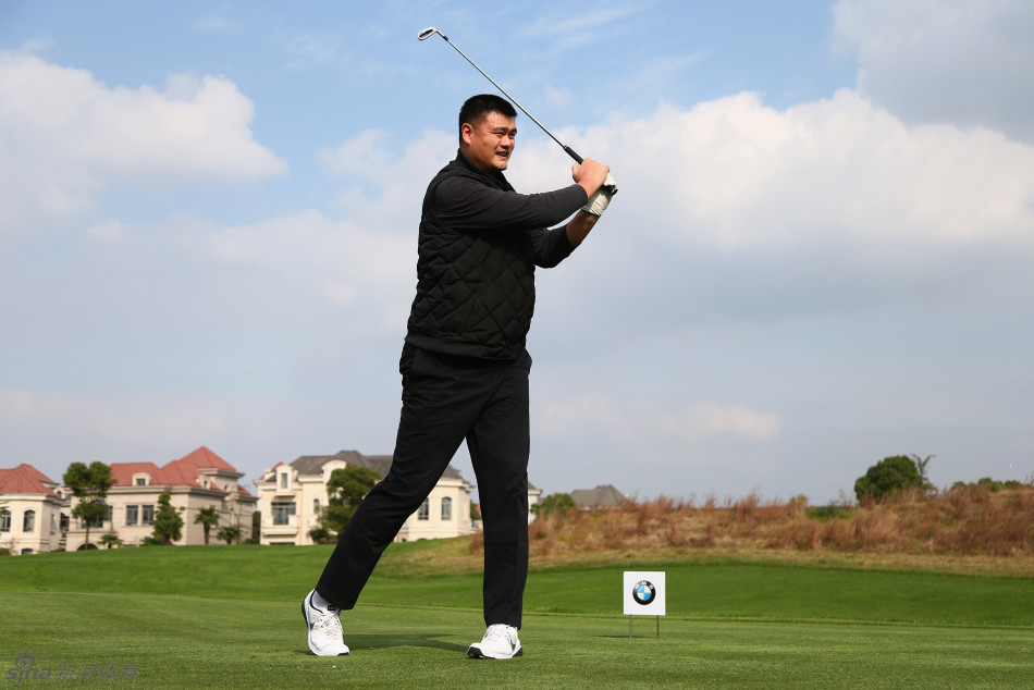 姚明完成击球后做出标准的收杆动作,身姿保持平衡,目光追随球飞行的轨迹,姿态从容而稳定。