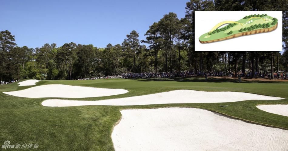 短洞挑战，三杆洞的发球台视角，果岭被沙坑环伺，旗杆在微风中轻轻飘动，宁静中弥漫着紧张的氛围。