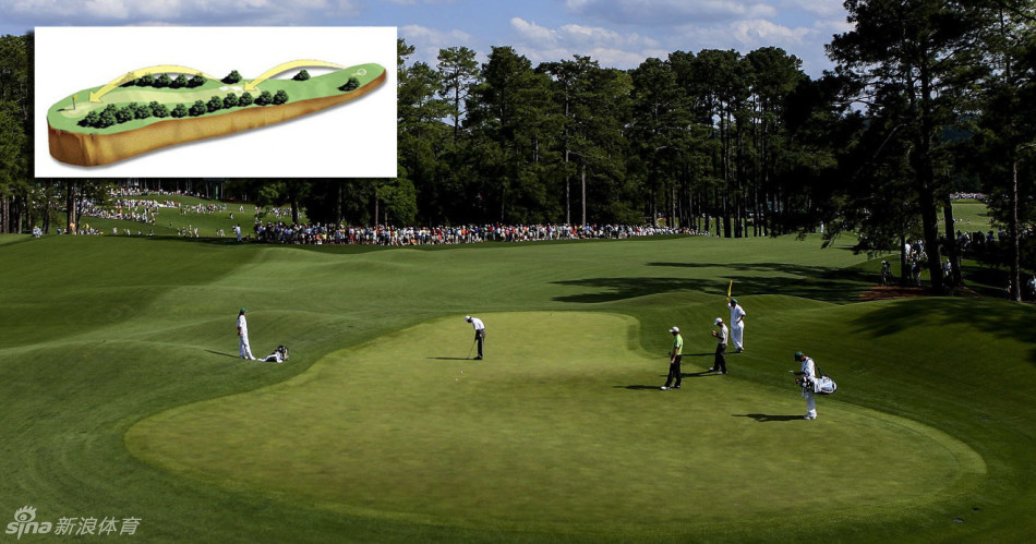 大师赛荣光，第十八洞果岭旁的记分牌和观众看台，静静地等待着决定冠军归属的最终推击，空气中仿佛凝固着历史。