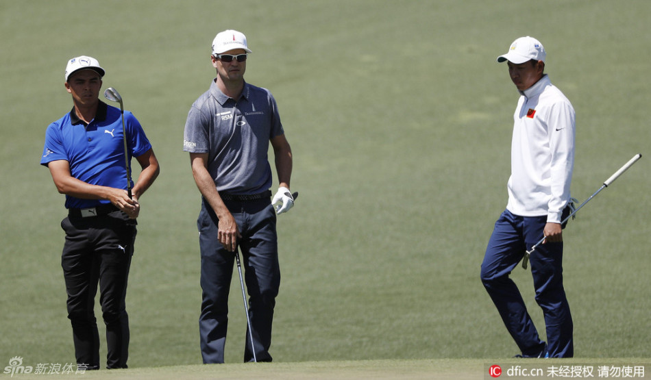 金诚在奥古斯塔经典球道完成一记精准铁杆攻果岭，球在空中划出优美弧线