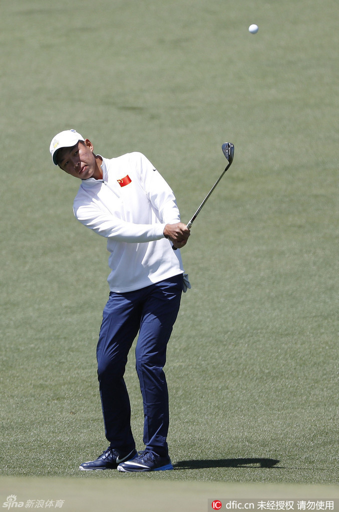 金诚挥杆瞬间的全身发力姿态，肌肉线条展现年轻运动员的力量与爆发力