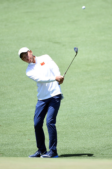 比赛结束后，金诚向观众致意，尽管神情难掩遗憾，但仍保持着职业的谦和与风度