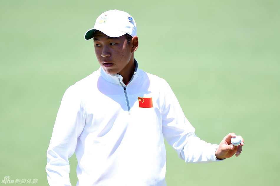 金诚与同组球员一同穿越奥古斯塔的林间球道，身影在斑驳树影中显得坚定而执着