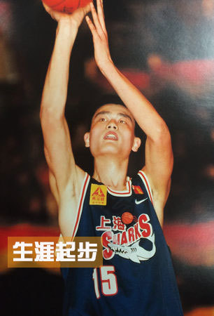 少年姚明身披上海队战袍，在简陋的体校训练馆里举球练习，青涩的脸庞上写满了对未来的憧憬与倔强