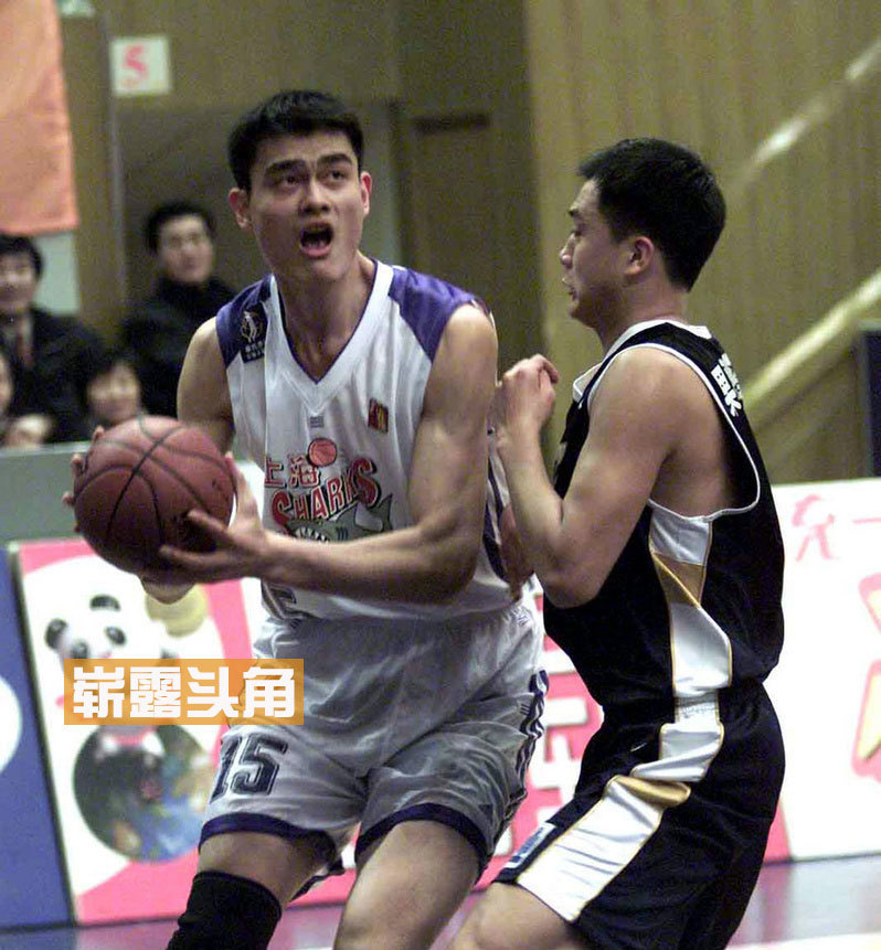 姚明身披中国队13号战袍在亚洲赛场上暴扣，对手只能仰望这道红色闪电，13号从此成为一个时代的代号